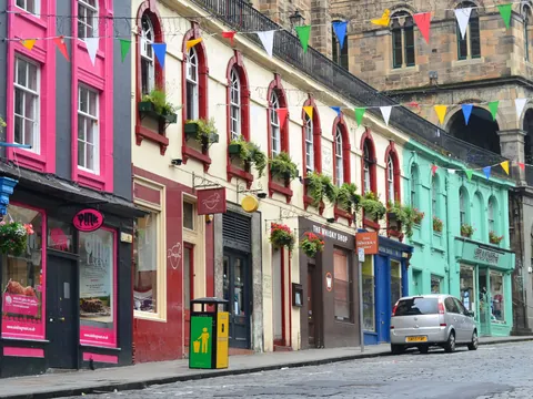 Fachadas de colores en Victoria Street, una de las calles más pintorescas de Edimburgo.