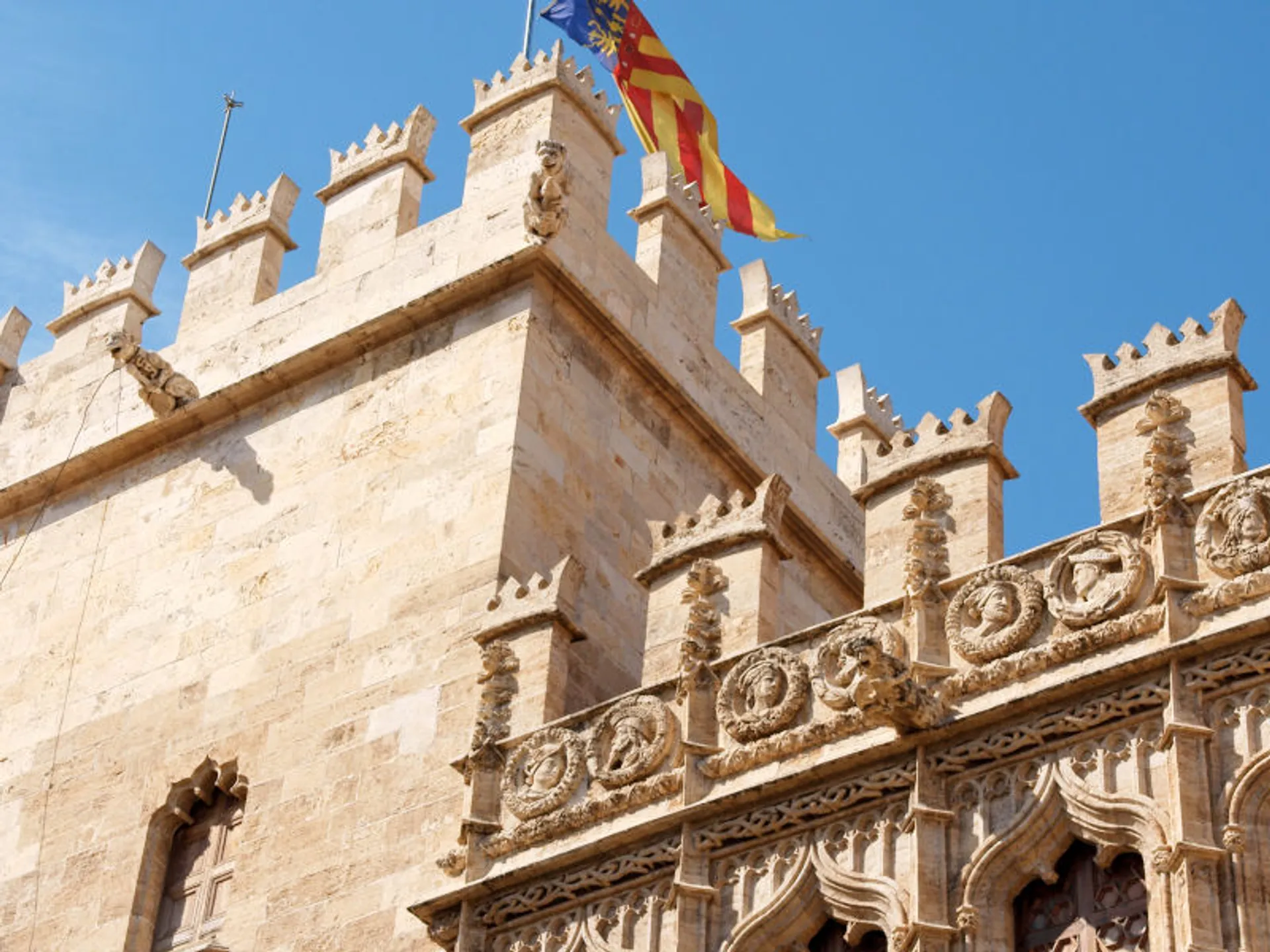 La Lonja de la Seda es uno de los monumentos Patrimonio de la Humanidad por la Unesco que atesora la ciudad y que hay que ver en un día en Valencia.