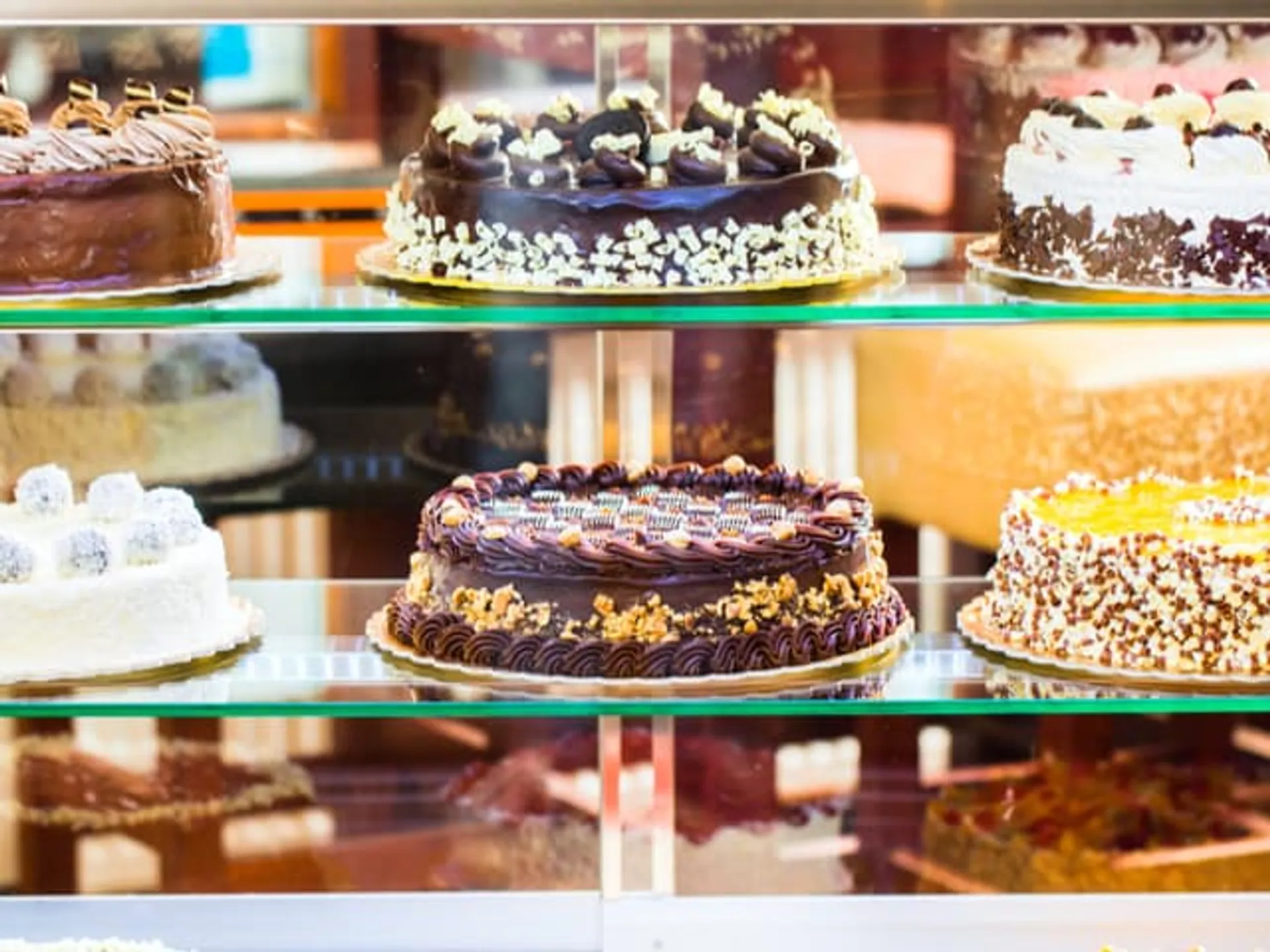 Pasteles de chocolate en una chocolatería de Amberes-- comer y dormir- que comer-las mejores chocolaterías-Guías de Viajes Buendía Tours 