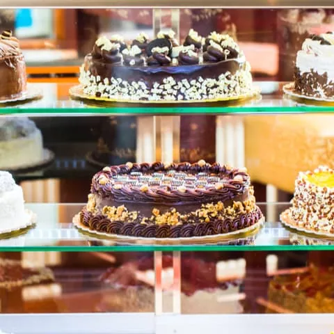 Pasteles de chocolate en una chocolatería de Amberes-- comer y dormir- que comer-las mejores chocolaterías-Guías de Viajes Buendía Tours 