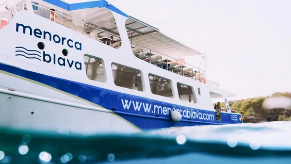 Barco navegando en las calas del sur de Menorca, Ciudadela
