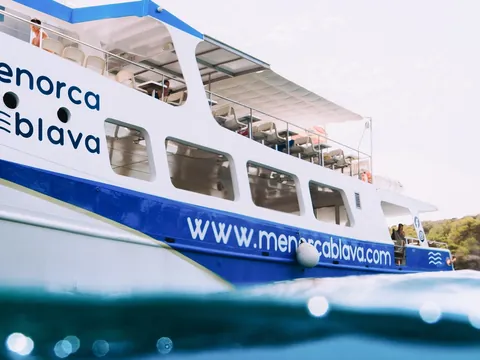 Barco navegando en las calas del sur de Menorca, Ciudadela