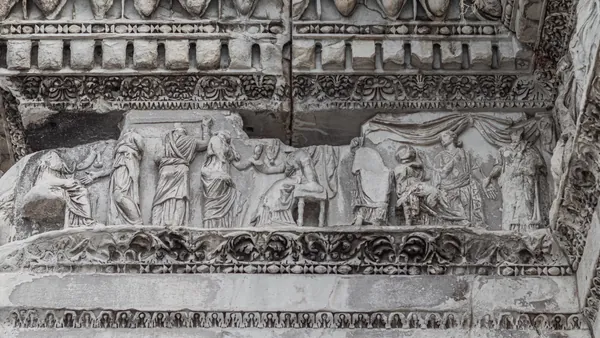 Bajorrelieve del Templo de Minerva en Roma con figuras clásicas esculpidas en piedra