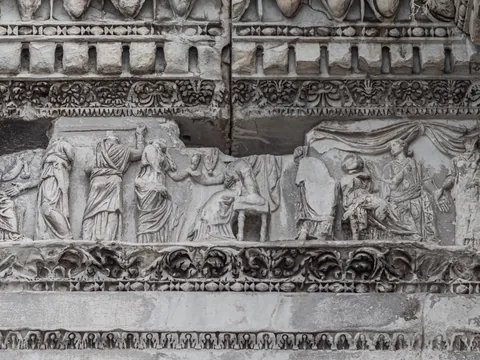 Bajorrelieve del Templo de Minerva en Roma con figuras clásicas esculpidas en piedra