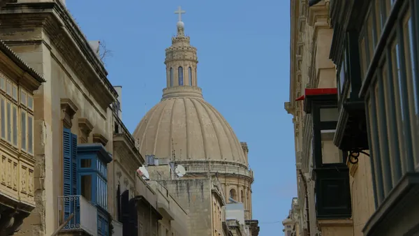 Concatedral de San Juan vista desde las calles históricas de La Valeta, Malta