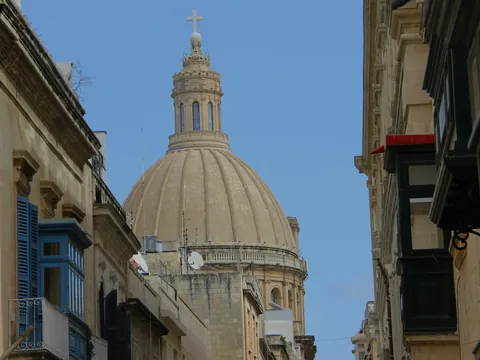 Concatedral de San Juan vista desde las calles históricas de La Valeta, Malta
