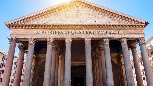 Fachada principal del Panteón de Roma con el sol encima