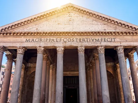Fachada principal del Panteón de Roma con el sol encima