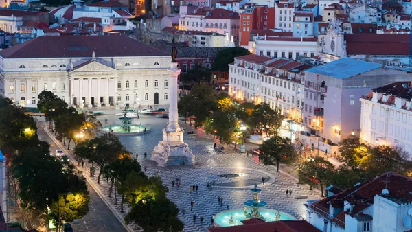 Vista aérea nocturna Plaza Rossio y Teatro Nacional, Lisboa
