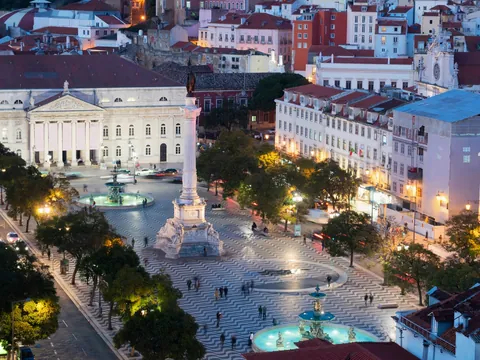 Vista aérea nocturna Plaza Rossio y Teatro Nacional, Lisboa