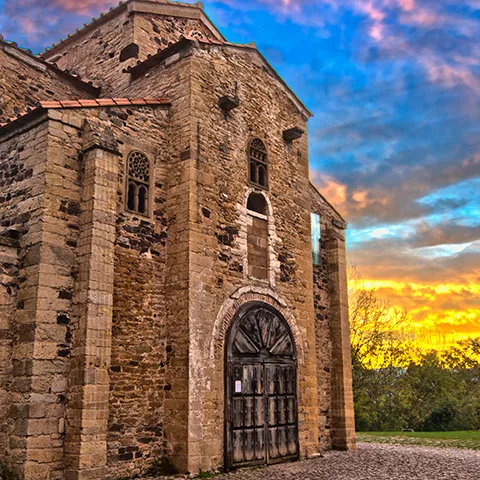 Atardecer en la Iglesia de San Miguel de Lillo de Oviedo