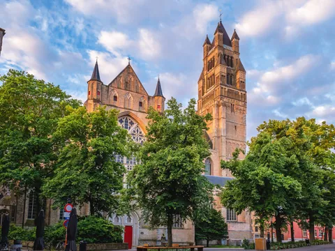 La imponente Catedral de San Salvador en Brujas, Bélgica