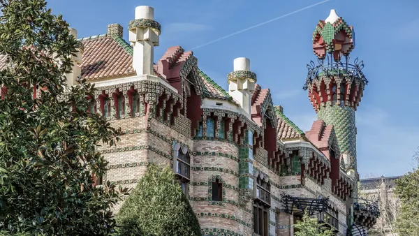 Fachada modernista de El Capricho de Gaudí en Comillas