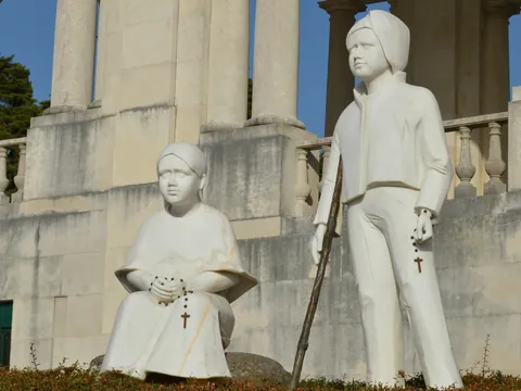 Estatuas de Francisco Marto y Jacinta Marto, pastorcitos que presenciaron las apariciones de la virgen, Fátima, Portugal