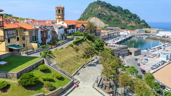 Vista del puerto de Getaria con casas tradicionales y monte en la costa vasca
