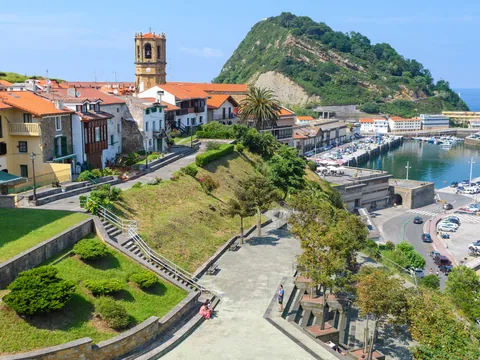 Vista del puerto de Getaria con casas tradicionales y monte en la costa vasca