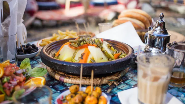 Cena típica marroquí en khaima del desierto de Agafay, cerca de Marrakech