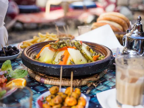 Cena típica marroquí en khaima del desierto de Agafay, cerca de Marrakech