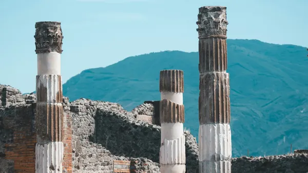 Columnas de un antiguo edificio de la ciudad de Pompeya