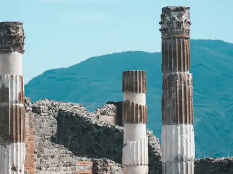 Columnas de un antiguo edificio de la ciudad de Pompeya
