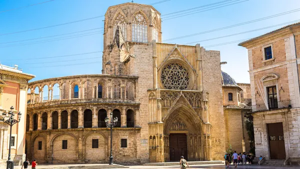 Fachada gótica de la Catedral de Valencia en el casco histórico de la ciudad