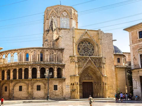 Fachada gótica de la Catedral de Valencia en el casco histórico de la ciudad