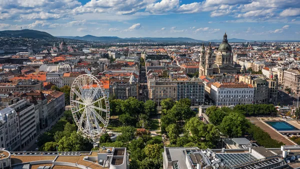 Vista panorámica del centro de Budapest con la noria y la Basílica de San Esteban