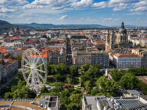 Vista panorámica del centro de Budapest con la noria y la Basílica de San Esteban