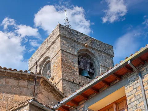 Primer plano de la torre de la iglesia en Aínsa, Huesca