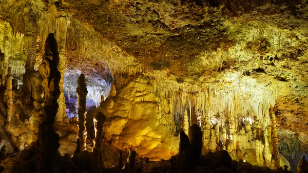 Formaciones de estalagmitas y estalactitas en las Cuevas dels Hams, Mallorca