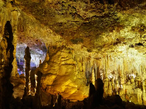 Formaciones de estalagmitas y estalactitas en las Cuevas dels Hams, Mallorca