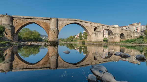 excursión Ribiera Sacra desde Santiago Compostela visita guiada Transporta cañónes Rio Sil paseo en barco Ourense Galicia