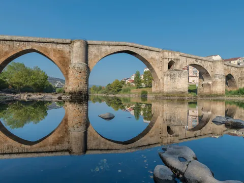 excursión Ribiera Sacra desde Santiago Compostela visita guiada Transporta cañónes Rio Sil paseo en barco Ourense Galicia