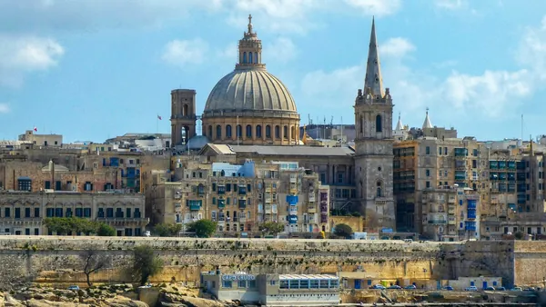 Basílica del Carmen y aguja de San Pablo en La Valeta, Malta