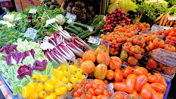Puesto de verduras frescas en el mercado di Mezzo en el barrio del Quadrilátero.