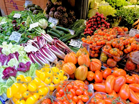 Puesto de verduras frescas en el mercado di Mezzo en el barrio del Quadrilátero.