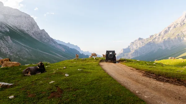 Coche 4x4 en ruta por los Picos de Europa