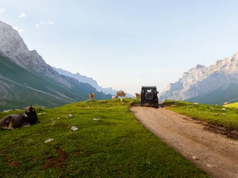 Coche 4x4 en ruta por los Picos de Europa