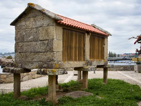 Hórreo tradicional gallego de piedra frente a la costa de Cambados, Pontevedra