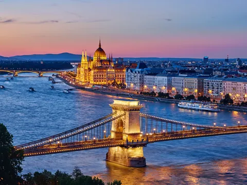 Puente de las cadenas y parlamento iluminados de noche, Budapest, Hungría