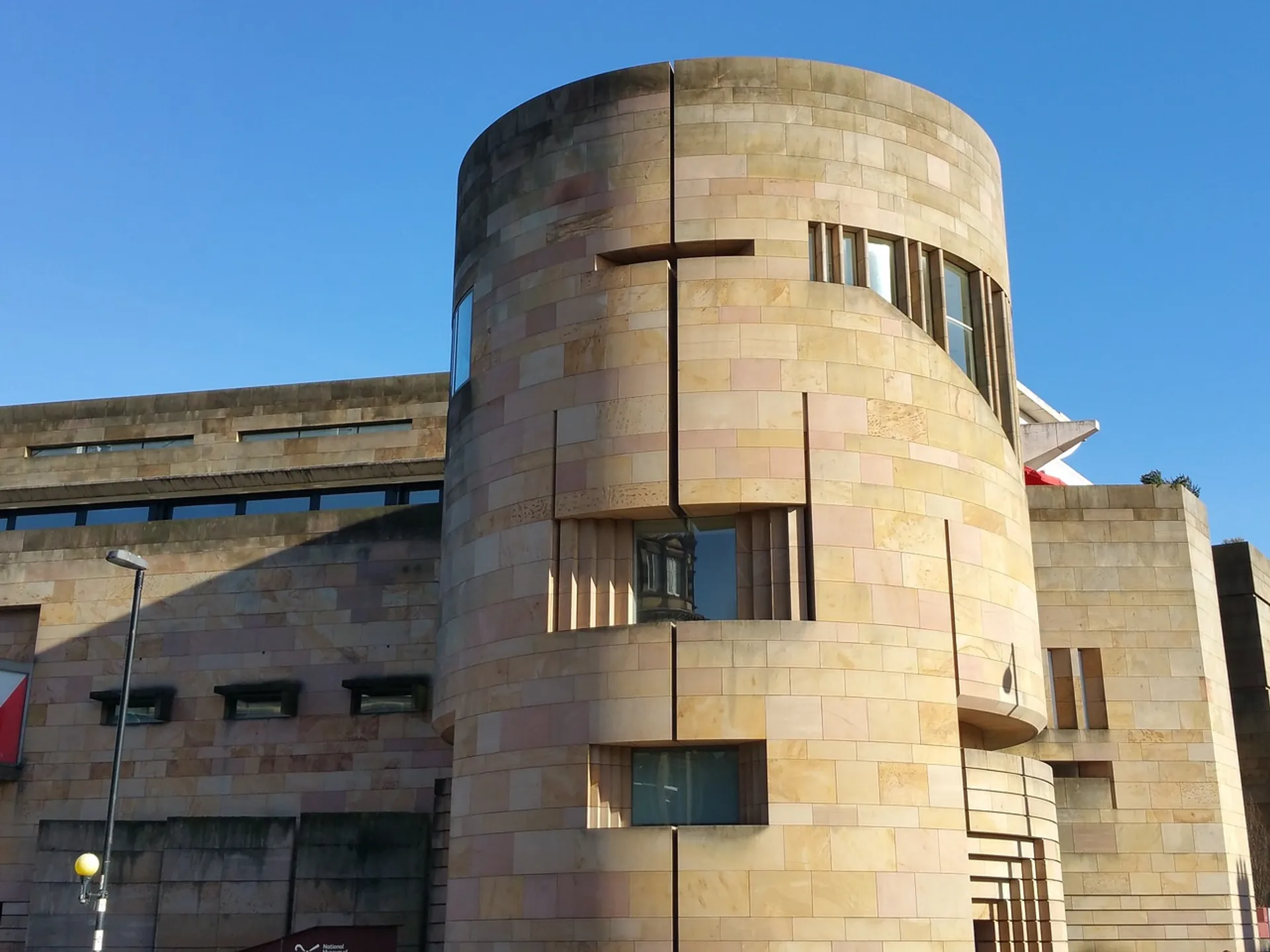 Exterior del Museo Nacional de Escocia - Museo Nacional de Escocia - Museos de Edimburgo - Qué ver en Edimburgo - Guía de Viajes Edimburgo - Buendía Tours