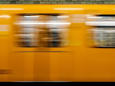 Tren amarillo del U-Bahn de Berlín pasando a gran velocidad