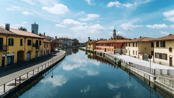 Casas tradicionales reflejadas en el Naviglio Grande de Milán