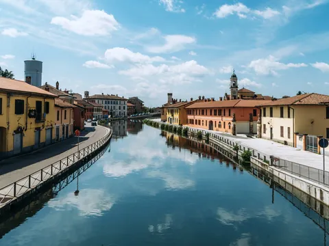 Casas tradicionales reflejadas en el Naviglio Grande de Milán