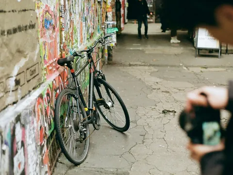 Bicicleta apoyada en un callejón lleno de grafitis en Berlín