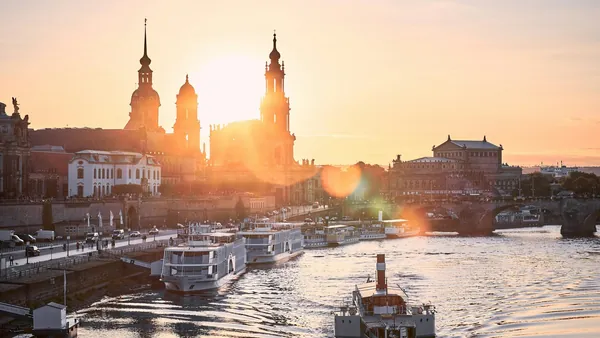 Atardecer sobre el río Elba y la catedral de Dresde, Alemania