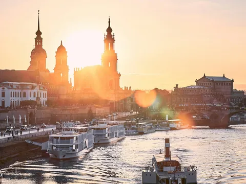 Atardecer sobre el río Elba y la catedral de Dresde, Alemania