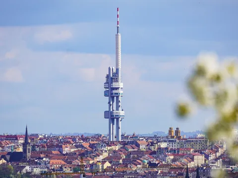 Torre de Televisión Žižkov sobre los tejados de Praga, República Checa.