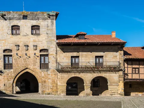 Vista de la Plaza Mayor de Santillana del Mar, un encantador espacio central rodeado de edificios históricos de piedra.