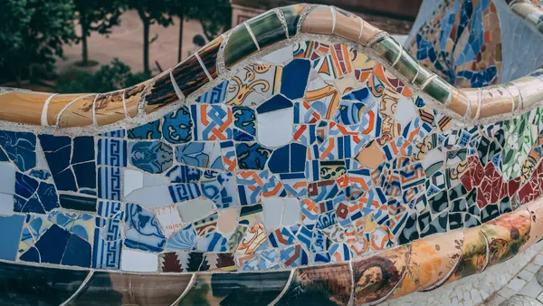 Detalle del mosaico de colores del Parque Güell en Barcelona con piezas cerámicas